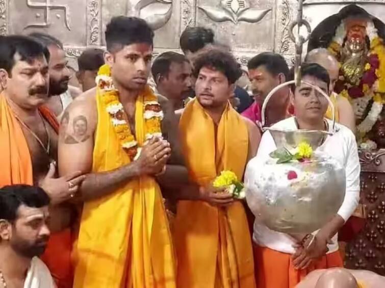 Team India Cricketers Suryakumar Yadav Kuldeep Washington Sundar offer Prayers at Ujjain Mahakaleswar temple for rishabh pant speedy recovery Team India : तिसऱ्या वन-डे पूर्वी महाकाल देवाच्या दर्शनाला पोहोचले भारतीय क्रिकेटर, ऋषभ पंतसाठीही केली प्रार्थना