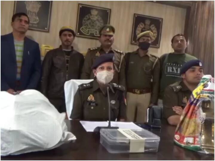 UP Crime News chitrakoot police arrested 4 thieves Stealing temple bell and tried to sell in Fair ann Chitrakoot Crime: मंदिरों से घंटा चुराकर चित्रकूट मेले में बेचने गए थे चोर, पुलिस की गिरफ्त में ऐसे आया एक शातिर