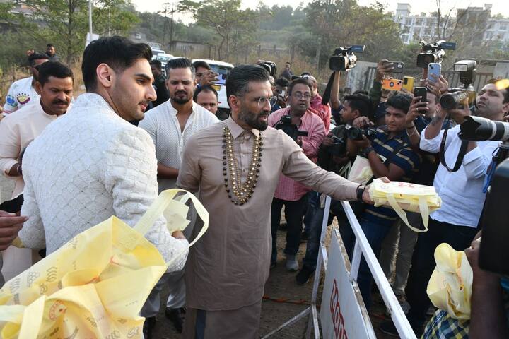 বিস্কুট রঙের হালকা শেরওয়ানিতে সেজেছিলেন সুনীল, অহন পরেছিলেন কাজ করা সাদা শেরওয়ানি।
