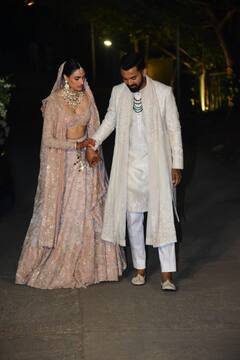 KL Rahul Athiya Shetty Pics: ना घोड़ी, ना गाड़ी... शादी के बाद मैदान पर दिखने वाली इस कार से बाहर आए अथिया-राहुल, देखिए तस्वीरें