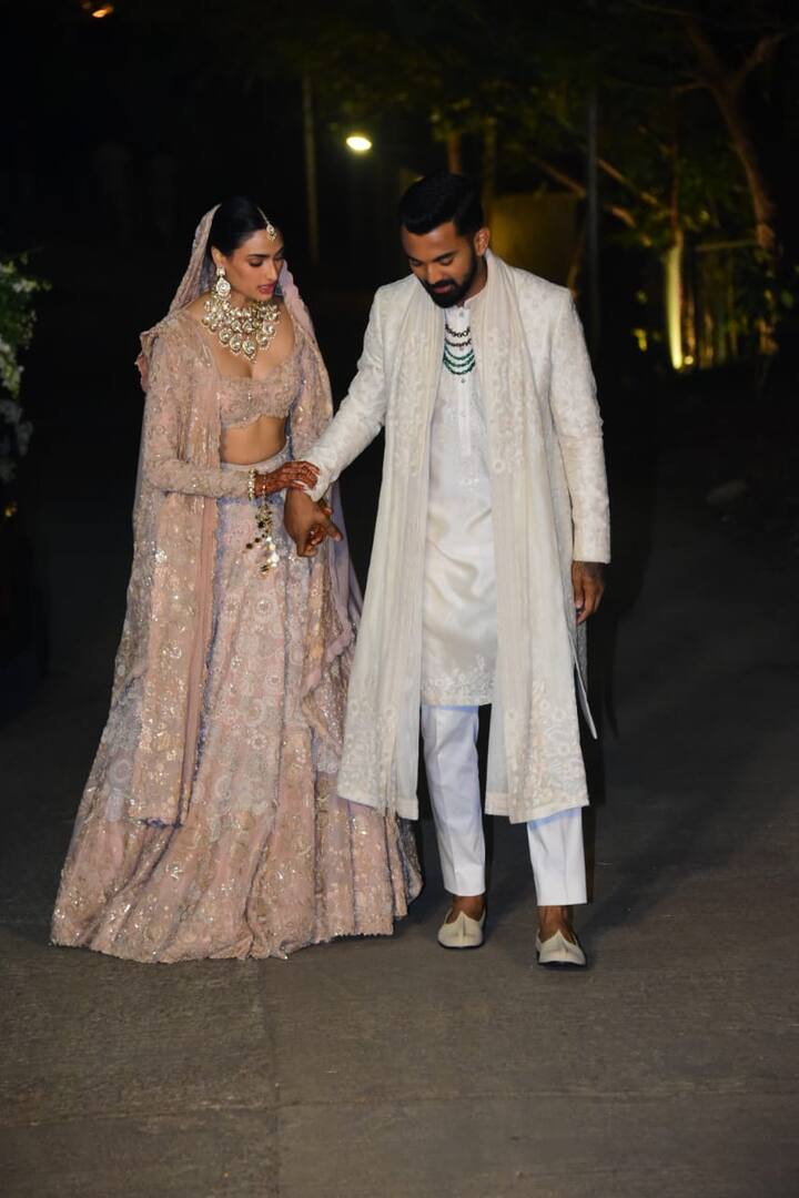 अथिया शेट्टी और केएल राहुल की शादी का फैंस को बेसब्री से इंतजार था. वहीं 23 जनवरी को ये कपल खंडाला में शादी के बंधन में बंध चुका है.