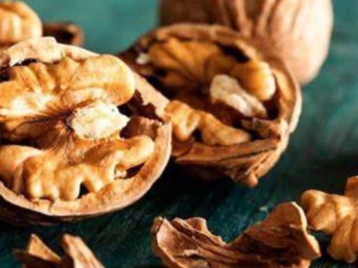 नरम आटा बनाने के लिए अपने हाथों का उपयोग करके मिलाएं. एक बेकिंग ट्रे को ग्रीस करें या पार्चमेंट पेपर से लाइन करें। - अब आटे से छोटी-छोटी लोइयां तोड़ लें और हथेली से थोड़ा सा चपटा करके इन्हें कुकीज का आकार दें. सभी कुकीज को बेकिंग ट्रे पर बिछा लें.