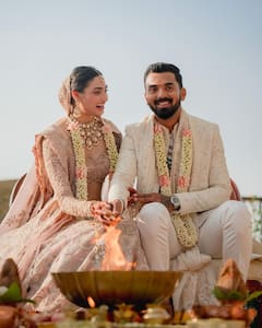 KL Rahul Athiya Shetty Wedding Pics: हांथों में हाथ थामे..पत्नी अथिया शेट्टी का माथा चूमते दिखे केएल राहुल, देखें कपल की शादी की पहली तस्वीरें