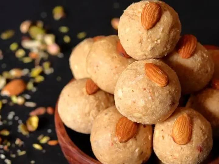 पिनियां सर्दियों का एक अभिन्न हिस्सा हैं और भारत के उत्तरी राज्यों में व्यापक रूप से तैयार और खाई जाती हैं. पिनियां परंपरागत रूप से आटे या गेहूं के आटे से बनाई जाती हैं, लेकिन इस रेसिपी में हम चने के आटे का उपयोग करके पिनियां बनाने का एक अनूठा तरीका देंगे. यदि आपको मीठा खाना पसंद है तो आपको यह रेसिपी काफी पसंद आने वाली है.