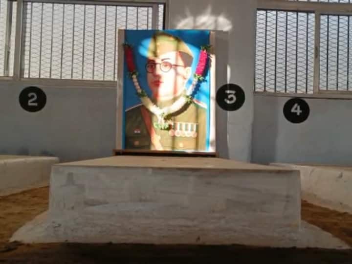 जबलपुर की सेंट्रल जेल स्वतंत्रता संग्राम सेनानियों को कैद में रखने के लिए अंग्रेजों की पसंदीदा जेल थी.नेताजी सुभाषचंद्र बोस को जब सजा सुनाई गई थी,तब उन्हें यहीं लाया गया था. नेताजी 22 दिसंबर 1931 को इस जेल में लाए गए थे.उन्हें 16 जुलाई 1932 को मुंबई की जेल में ट्रांसफर कर दिया गया था.इस जेल में नेता जी 209 दिन तक कैद रहे.