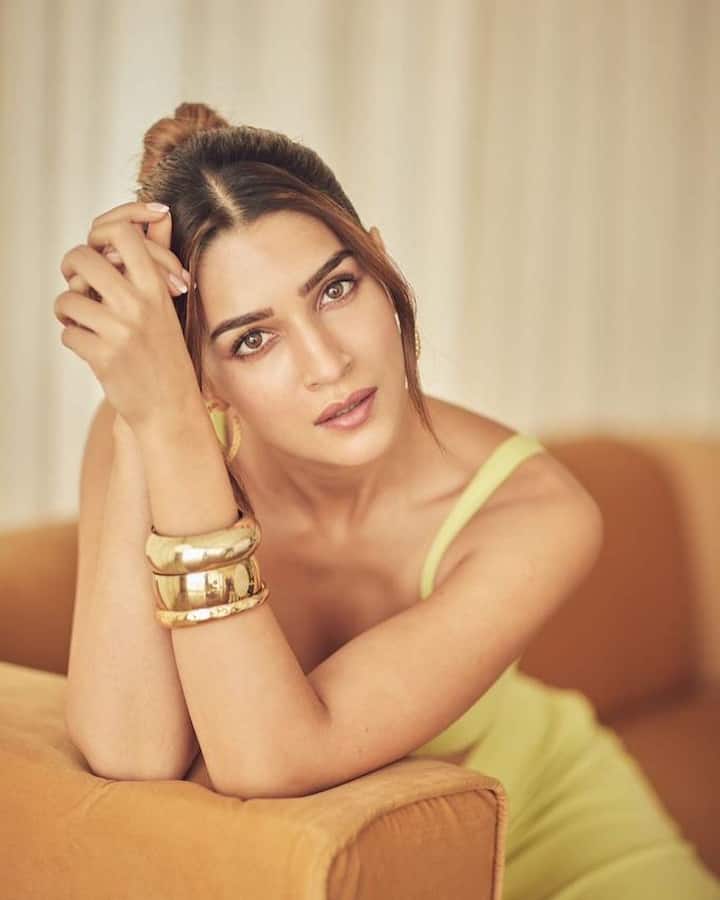 क्रितीने उंच सिल्कचा ड्रेस परिधान करून फोटोशूट केले आहे.