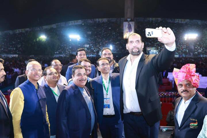 या दरम्यान व्यासपीठावरील मान्यवरांनीही एक सेल्फी काढून या सोहळ्याच्या आठवणी कॅमेऱ्यात कैद केल्या.