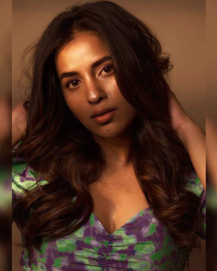 వైజాగ్ బ్యూటీ కోమలి ప్రసాద్ సినిమాల్లో బిజీ అవుతోంది. Photo Credit: Komalee Prasad/Instagram