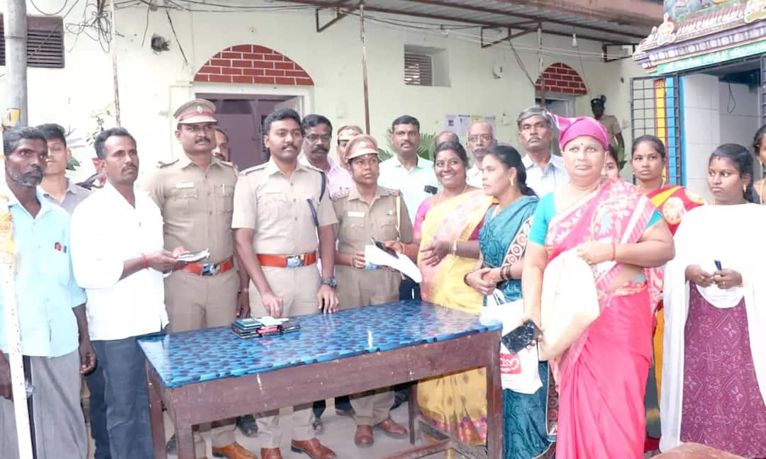 Stolen cell phones in Thanjavur are recovered and handed over to the rightful owners TNN தஞ்சையில் திருட்டுப்போன செல்போன்களை மீட்டு உரியவர்களிடம் ஒப்படைப்பு