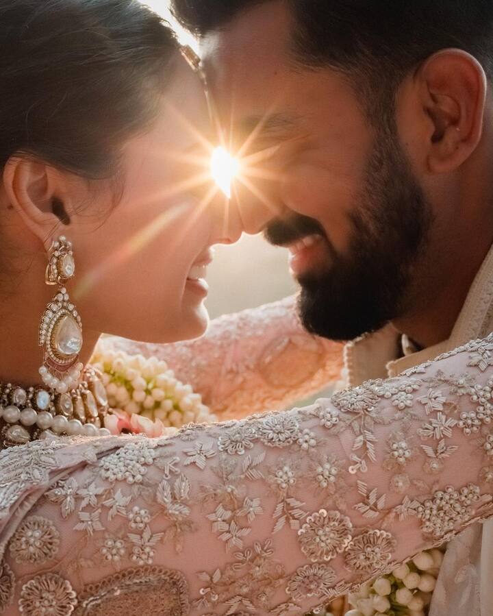 खंडाला में सुनील शेट्टी के फार्मा हाउस 'जहान' में अथिया शेट्टी और केएल राहुल ने सात फेरे लिए हैं. शादी के बाद ये पहली तस्वीरें हैं जो कपल ने इंस्टाग्राम पर शेयर की हैं.