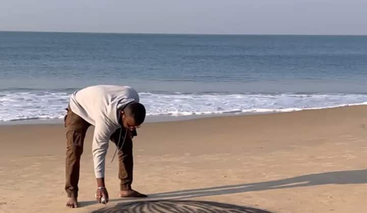 सिंधुदुर्ग जिल्ह्यात बाळासाहेब ठाकरे यांच्या जयंतीनिमित्त अनोख्या पद्धतीने मानवंदना दिली आहे.