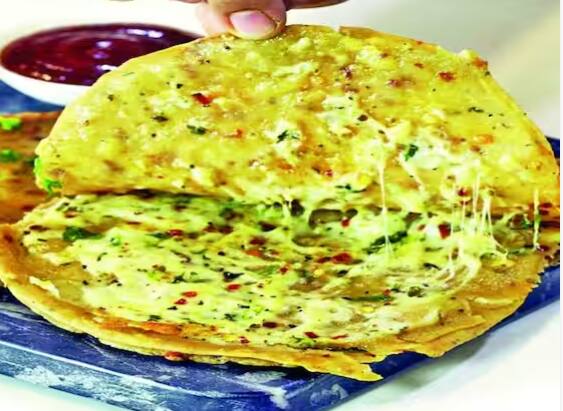 ਕੋਰੀਅਨ ਪੋਟੈਟੋ ਜੀਓਨ ਇੱਕ ਚਬਾਉਣ ਵਾਲਾ ਪੈਨਕੇਕ ਹੈ ਜਿਸ ਦਾ ਆਨੰਦ ਸਨੈਕ ਜਾਂ ਸਾਈਡ ਡਿਸ਼ ਵਜੋਂ ਲਿਆ ਜਾ ਸਕਦਾ ਹੈ। ਇਸ ਰੈਸਿਪੀ ਨੂੰ ਤਿਆਰ ਕਰਨ ਲਈ, ਤੁਹਾਨੂੰ ਸਿਰਫ਼ ਦੋ ਮੁੱਖ ਸਮੱਗਰੀਆਂ ਦੀ ਲੋੜ ਹੈ- ਆਲੂ ਅਤੇ ਮੈਦਾ।