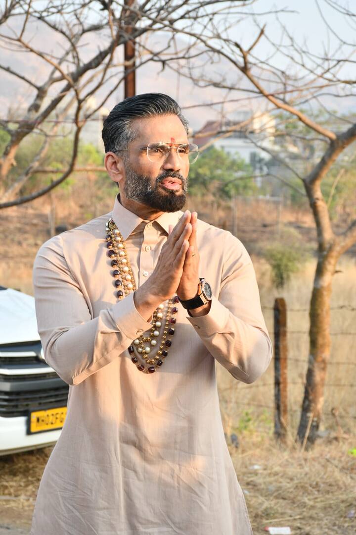 সাংবাদিকদের বিয়ের খবর প্রথম জানিয়েছিলেন সুনীলই। জানিয়েছিলেন, বিয়ে সারা হলেই তিনি বাচ্চাদের সামনে নিয়ে আসবেন। কথা রেখে বিয়েন অনুষ্ঠান সারার পরে সাংবাদিকদের সামনে আসেন রাহুল আথিয়া।