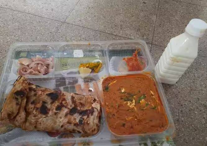 ખાદ્યપદાર્થો ક્રોસ ન કરો: ઘણા લોકો ચોકડી પર પૂર્વજો માટે ખોરાક રાખે છે. તેથી જ રસ્તામાં પડેલા ખોરાકને પણ પાર ન કરવો જોઈએ. આ કારણે તમારે સ્વાસ્થ્ય સમસ્યાઓનો સામનો કરવો પડી શકે છે.