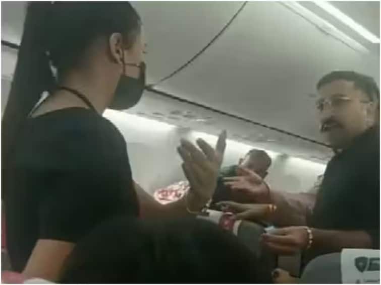 passenger misbehaved with cabin crew in spicejet flight from delhi to hyderabad  ती रडत होती तरी... स्पाइसजेटच्या फ्लाइटमध्ये केबिन क्रूसोबत प्रवाशाचे गैरवर्तन, व्हिडीओ व्हायरल