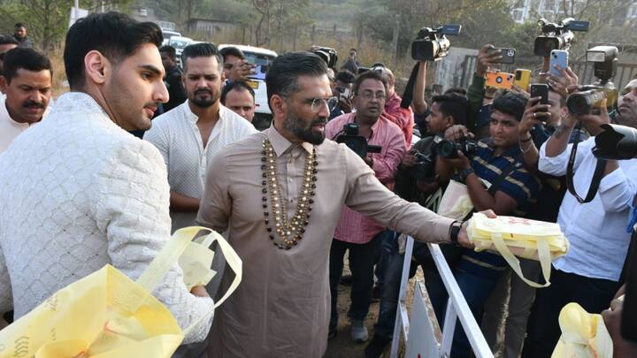 KL Rahul Athiya Shetty Wedding Photos: সুনীল শেট্টির খাণ্ডালার ফার্মহাউসে সাত পাকে বাঁধা পড়লেন কে এল রাহুল ও আথিয়া শেট্টি । সোশ্যাল মিডিয়ায় সেই ছবি শেয়ার করে নিয়েছেন ক্রিকেটার নিজেই