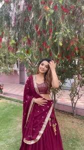 देखा जाता है कि जब लोग सीधे पल्ले की साड़ी पहनते हैं तो इसे प्लेट जमा कर पहनते हैं, लेकिन इन दिनों फ्री हैंड सीधे पल्ले की साड़ी काफी चलन में है यह बहुत ही स्टाइलिश लुक देती है.