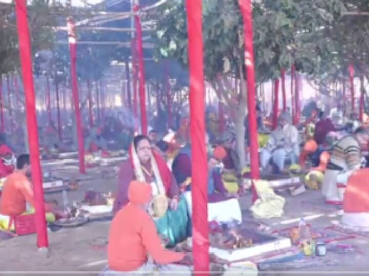 1008 कुंडीय हनुमान महायज्ञ और संत स्वामी रामभद्राचार्य की रामकथा का 20 जनवरी शुक्रवार को समापन के मौके पर 25 हजार अधिक लोग पहुंचे थे. इस मौके पर लोगों ने सुबह से शाम तक यज्ञशाला की परिक्रमा की.