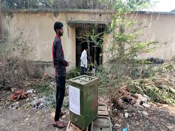 मात्र नांदेड जिल्हाधिकारी कार्यालयातील सदर गोदामाचे सील व शटर हे तुटलेल्या अवस्थेत आहे.