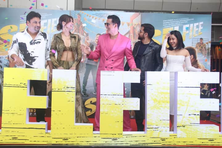 গোলাপী স্যুটে হাজির হয়েছিলেন 'খিলাড়ি' কুমার। সঙ্গে কালো স্যুটে ইমরান।