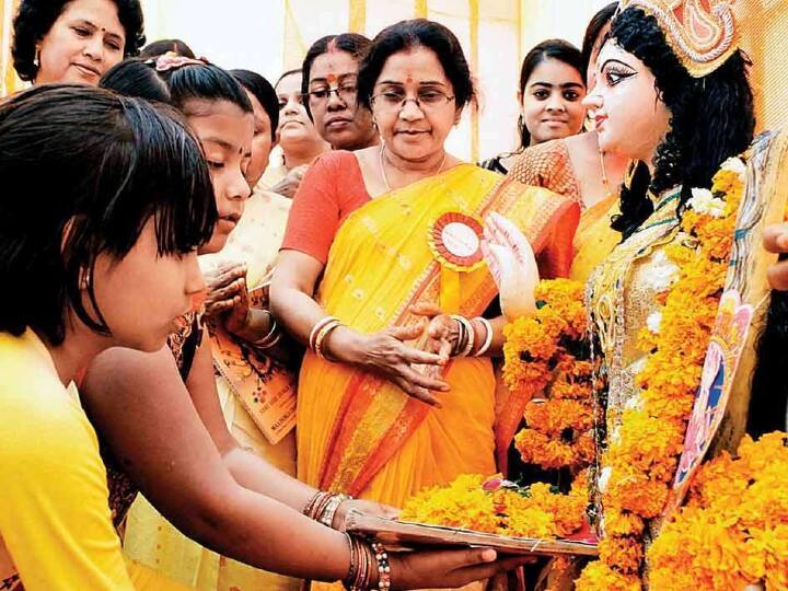 बच्चा पढ़ाई से जी चुराता है तो बसंत पंचमी के दिन उसके स्टडी रूम में पूर्व दिशा में मां सरस्वती की तस्वीर लगाएं. कहते हैं इसके प्रभाव से बच्चे की पढ़ाई में रूचि बढ़ती है.