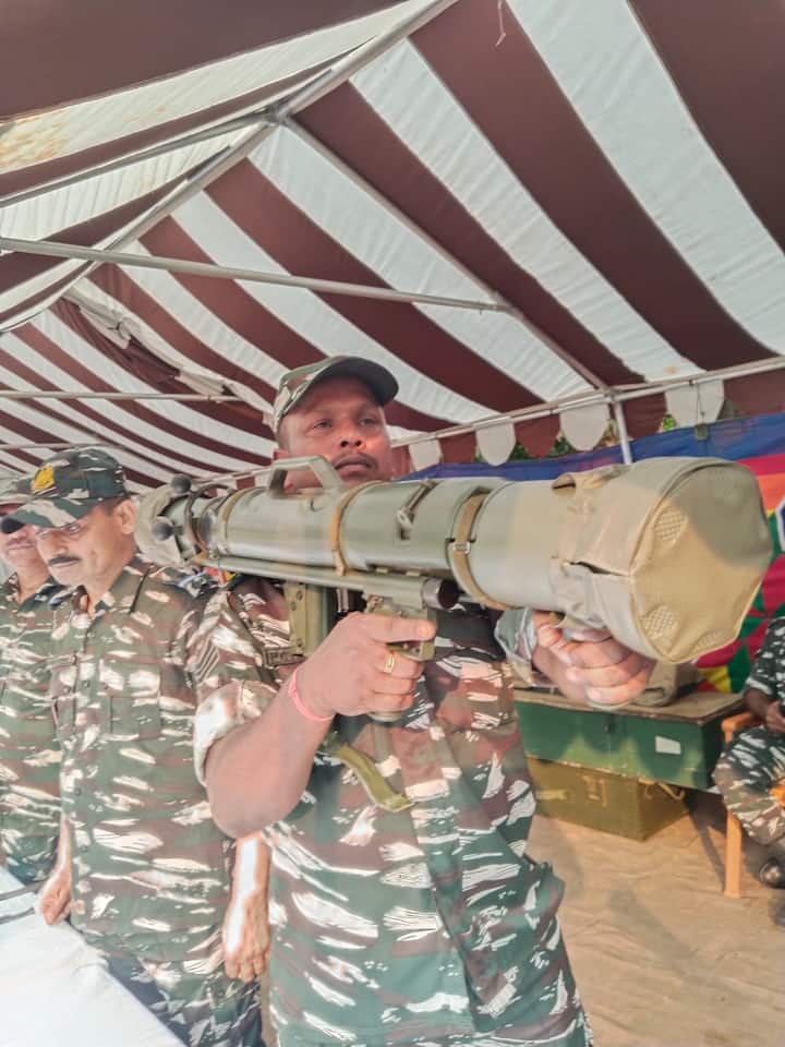 CRPF-এর ডিআইজি সেন্ট্রাল জোন দলবিন্দ সিংহ গিরিওয়াল বলেন, CRPF-এর কাজে যাতে আরও বেশি সবাই আগ্রহী হয়, তাই এই প্রদর্শনীর আয়োজন করা হয়েছে।  (সব ছবি ও তথ্য- আবির দত্ত)
