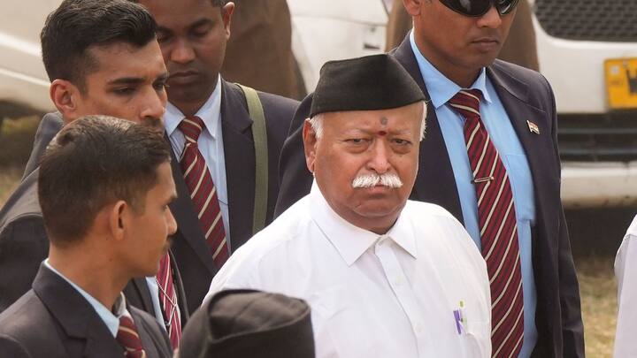 যদিও বিজেপির সর্বভারতীয় সহ সভাপতি দিলীপ ঘোষের বক্তব্য, 'নেতাজিকে কেউ সম্মান দিলে, তা বিজেপি দিয়েছে। দিল্লিতে তাঁর মূর্তিস্থাপন কে করল, মোদিকে নিয়ে রাজনীতি করেছে, মোদি যুব সমাজের সামনে এনেছেন।'