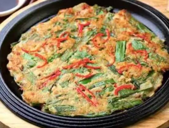 ਜੇਕਰ ਤੁਸੀਂ ਆਲੂ ਦੇ ਸ਼ੌਕੀਨ ਹੋ, ਤਾਂ ਇਹ ਆਸਾਨੀ ਨਾਲ ਬਣਨ ਵਾਲੀ ਰੈਸਿਪੀ ਤੁਹਾਡੀ ਪਸੰਦੀਦਾ ਬਣ ਜਾਵੇਗੀ। ਜੇਕਰ ਤੁਹਾਨੂੰ ਕੁਝ ਵੀ ਸ਼ਾਨਦਾਰ ਪਕਾਉਣਾ ਪਸੰਦ ਨਹੀਂ ਹੈ, ਤਾਂ ਕੁਝ ਆਲੂ ਲਓ ਅਤੇ ਆਪਣੇ ਲਈ ਇੱਕ ਸਿਹਤਮੰਦ ਭੋਜਨ ਬਣਾਓ। ਤੁਸੀਂ ਇਸ ਆਲੂ ਪੈਨਕੇਕ ਨੂੰ ਆਪਣੀ ਪਸੰਦ ਦੇ ਡਿਸ਼ ਨਾਲ ਸਰਵ ਕਰ ਸਕਦੇ ਹੋ।