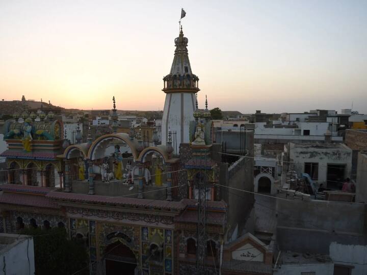 पाकिस्तान की नींव रखने वाले मुहम्मद अली जिन्ना ने इसे एक धर्मनिरपेक्ष राष्ट्र बनाने का सपना देखा था जो सभी धर्मों को समान अधिकार देगा. 11 अगस्त, 1947 को पाकिस्तान की संविधान सभा में अपने पहले अध्यक्षीय भाषण उन्होंने आश्वासन दिया, “आप स्वतंत्र हैं, आप अपने मंदिरों में जाने के लिए स्वतंत्र हैं, आप पाकिस्तान के इस राष्ट्र में अपनी मस्जिदों या किसी अन्य स्थान पर जाने या पूजा करने के लिए स्वतंत्र हैं. आप किसी भी धर्म या जाति या पंथ के हो सकते हैं, इसका राष्ट्र से कोई लेना-देना नहीं है. (फोटो - Getty Images)