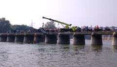 Aurangabad News: जायकवाडी धरणासमोरच्या पुलावरून कार पाण्यात कोसळली