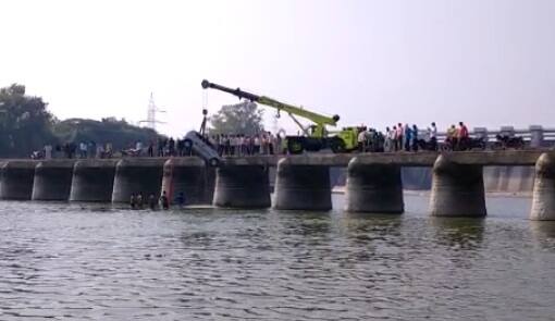 मात्र या पुलाला सुरक्षा कठडे नाहीत.