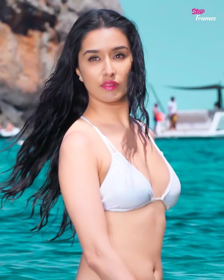 या चित्रपटाच्या ट्रेलमधील श्रद्धाच्या बिकनी लूकनं अनेकांचे लक्ष वेधले.