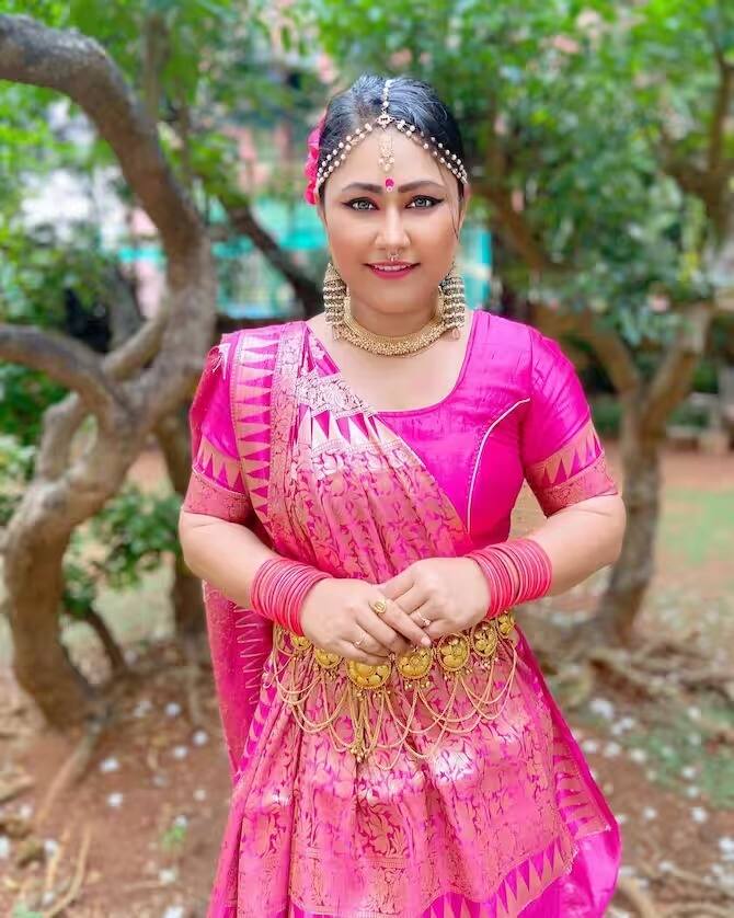 इन दिनों साड़ी पर कमरबंद या फिर बेल्ट लगाने का चलन बहुत ज्यादा बढ़ गया है. यह साड़ी को बहुत खूबसूरत और रॉयल लुक भी देता है. ऐसे में आप हैवी बनारसी या फिर सिल्क की साड़ी पहनकर उसके ऊपर सुंदर सा वेस्ट बेल्ट लगा सकते हैं.