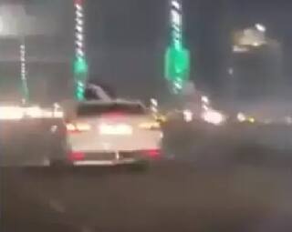 Viral Video: કારનું સનરૂફ ખોલીને યુવક-યુવતીએ કર્યો રોમાંસ, વીડિયો થયો વાયરલ