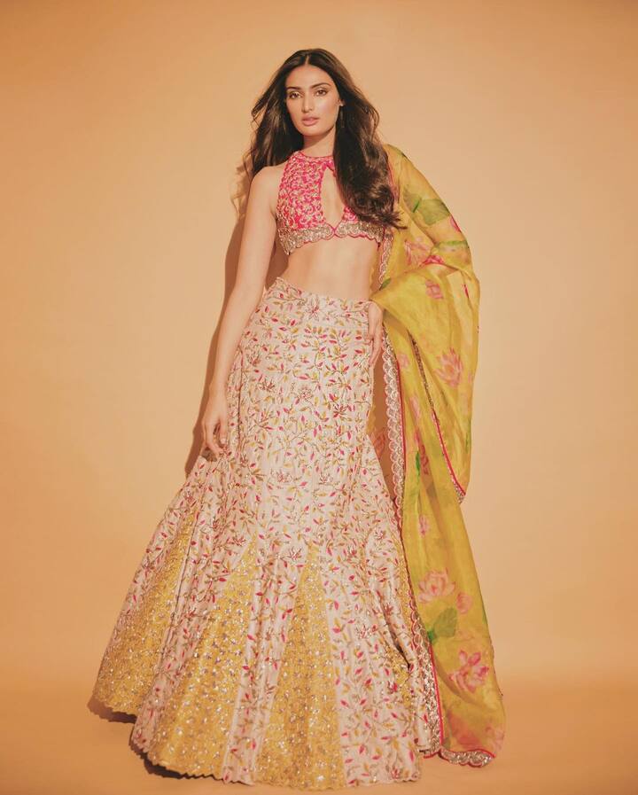 अथिया शेट्टी ने सूरज पंचोली के साथ फिल्म हीरो से अपने फिल्मी करियर की शुरूआत की थी. फिल्म तो खास नहीं चली लेकिन अथिया को इससे पहचान जरूर मिल गई.
