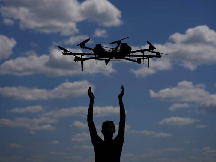 Delhi Police banned on Drone flying and paragliding Till 15 February ann Delhi: दिल्ली में 15 फरवरी तक के लिए ड्रोन उड़ाने और पैराग्लाइडिंग लगी रोक, जानें- क्या है वजह?