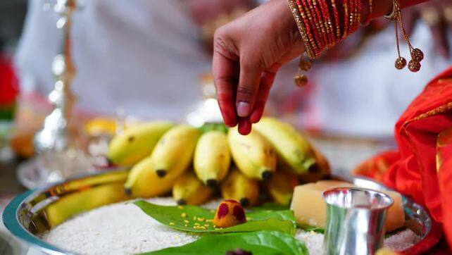 પૂજા સામગ્રીઃ જો પૂજા સમાગ્રી રસ્તામાં પડેલી જોવા મળે તો તેને લાત ન મારવી જોઈએ. આ ભગવાનનું અપમાન કરે છે અને તમારે દુર્ભાગ્યનો સામનો કરવો પડી શકે છે.