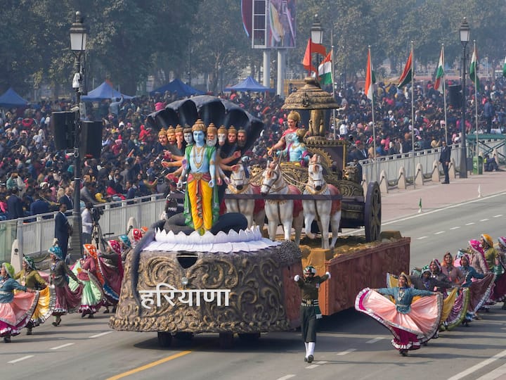 Jharkhand tableau on display showcasing Lord Krishna in his 'Dashavatara' form with Arjuna behind on a chariot. (Image Source: PTI)