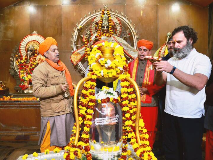 रघुनाथ मंदिर में राहुल गांधी ने भगवान के दर्शन करके पूजा अर्चना की और शिवलिंग पर जल चढ़ाया.