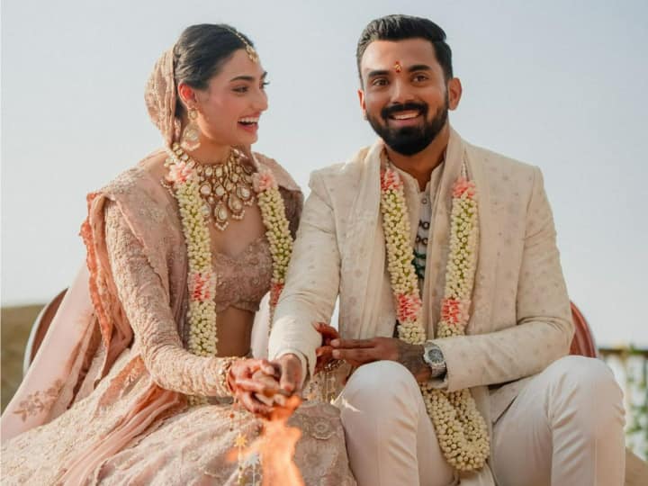 Athiya Shetty KL Rahul Photos: एक्ट्रेस अथिया शेट्टी अब केएल राहुल की दुल्हनियां बन चुकी हैं. शादी के बाद कपल की कुछ तस्वीरें सामने आई हैं. जिसमें उनकी जोड़ी कमाल की लग रही है...