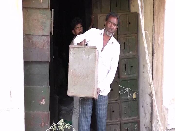 दरम्यान ह्या मतपेट्यांच्या सुरक्षेची व देखभालीची जबाबदारी ही जिल्हा प्रशासनाची असताना सदर मतपेट्या मात्र मुतारीची जागा असणाऱ्या गलिच्छ व अडगळीच्या जागी ठेवण्यात आल्या आहेत.