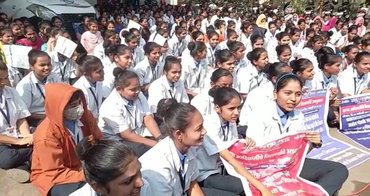 Maharashtra news Nashik News Students protest in front of Adivasi Bhavan of Nashik Nashik News : 'उलगुलान जारी है, जारी रहेगा', नाशिकमध्ये आदिवासी भवनसमोर विद्यार्थ्यांचं आंदोलन 