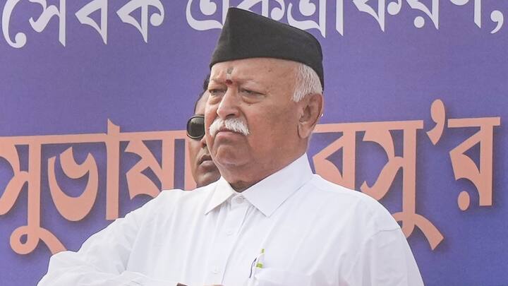 যদিও তাৎপর্যপূর্ণভাবে এদিন বিজেপির প্রাক্তন রাজ্য সহ সভাপতি চন্দ্র বসুকে মমতা বন্দ্যোপাধ্যায়ের সঙ্গে মঞ্চে দেখা যায়। তিনি বলেন, 'এই কেন্দ্রীয় সরকারের আমলে দেশে বিচ্ছিন্নতাবাদ ও সাম্প্রদায়িকতা বেড়েছে।' (ছবি:PTI)