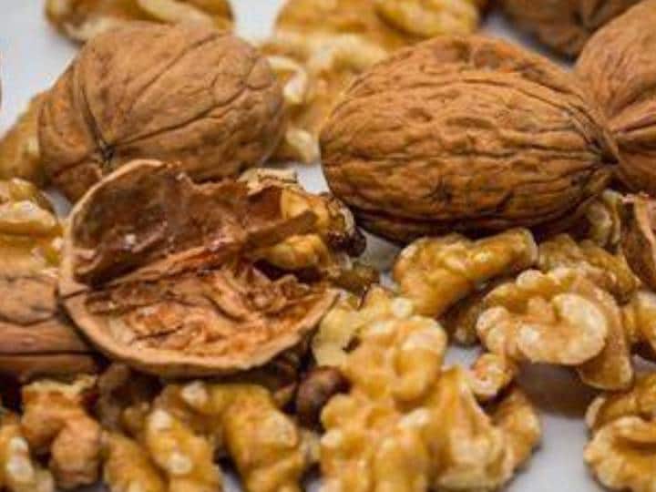 ट्रे को पहले से गरम ओवन में स्लाइड करें। इन्हें 180 डिग्री सेल्सियस पर 12-15 मिनट के लिए बेक करें. बेक हो जाने पर ट्रे को बाहर निकाल लें और कुकीज को ठंडा होने दें। इससे कुकीज ज्यादा क्रिस्पी बनेंगी। आपकी नटी कुकीज़ अब परोसने के लिए तैयार हैं. आनंद लेना!