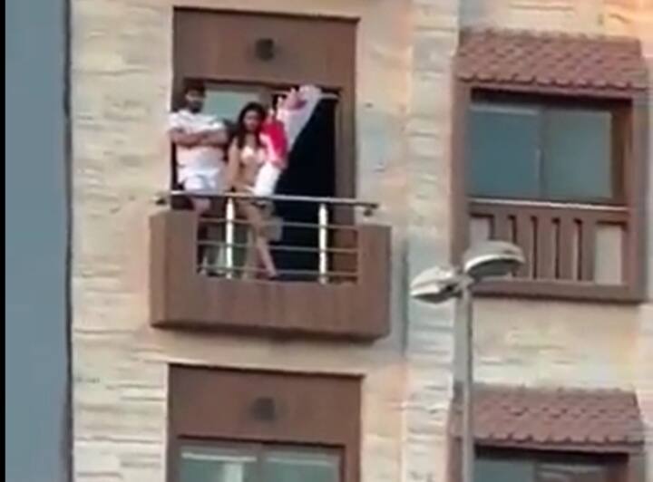 Pakistan Lahore video of bikini girl spotted standing in balcony viral on social media angry fans react लाहौर में मार्केट के बीचों-बीच बालकनी में खड़ी बिकनी में लड़की, वीडियो वायरल होने पर लोगों का फूटा गुस्सा