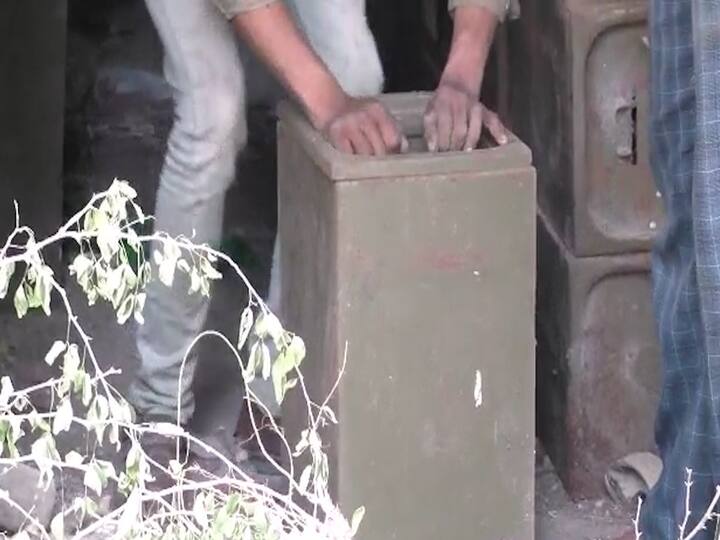 पदवीधर मतदारसंघाच्या निवडणुकांच्या पाश्वभूमीवर नांदेड येथील जिल्हाधिकारी कार्यालय परिसरात असणाऱ्या गोदामात अडगळीत पडलेल्या मतपेट्या आढळून आल्या आहेत.