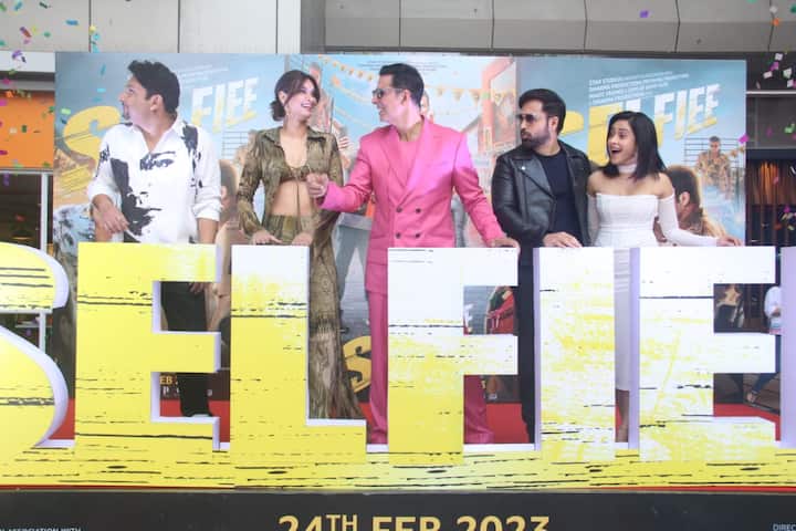 রাজ মেহতা পরিচালিত 'সেলফি' ছবিটি আদতে মালয়লম ছবি 'ড্রাইভিং লাইসেন্স'-এর অফিসিয়াল হিন্দি সংস্করণ।