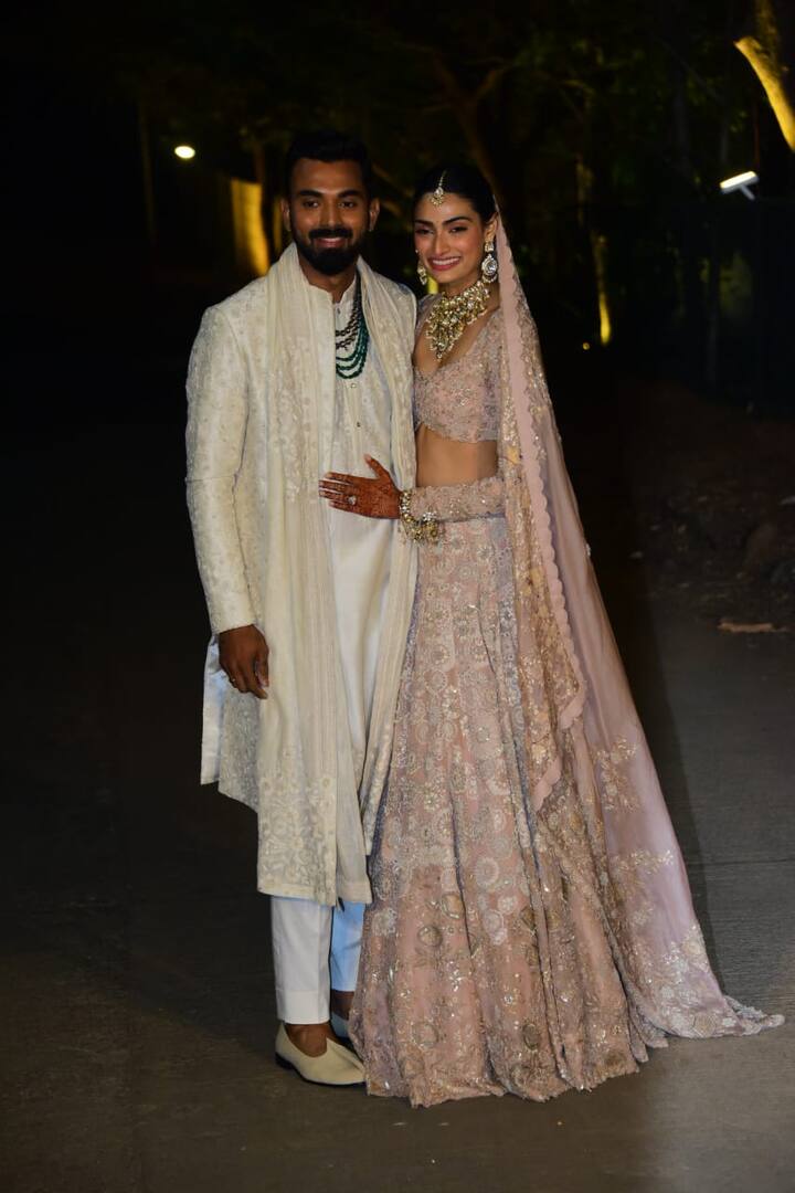 अथिया ने लहंगे के साथ मैचिंग नेकपीस और लाइट मेकअप किया हुआ है. साथ ही एक दुपट्टे को उन्होंने सिर पर भी ओढ़ा हुआ है. जो उनके लुक का क्लासी बना रहा है.