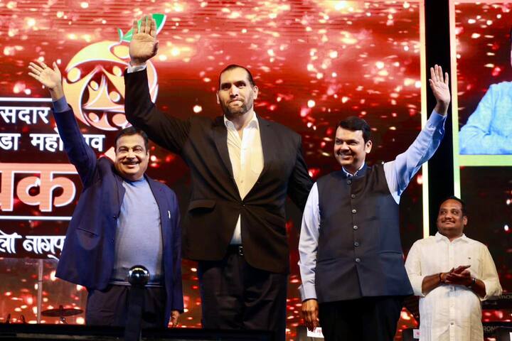 कार्यक्रमाच्या सुरुवातीला द ग्रेट खली यांनी नागपूरकरांना अभिवादन केले.