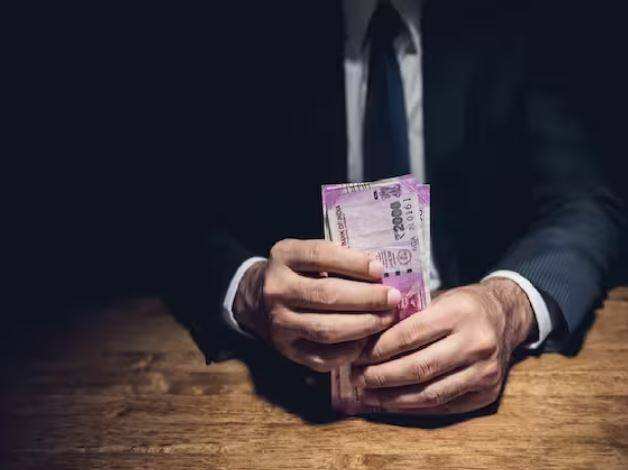 ਜੇਕਰ ਤੁਸੀਂ ਆਪਣਾ ਬੱਚਤ ਖਾਤਾ ਬੈਂਕ ਵਿੱਚ ਰੱਖਦੇ ਹੋ, ਤਾਂ ਤੁਹਾਨੂੰ ਇਸ ਨਾਲ ਜੁੜੀ ਖਾਸ ਜਾਣਕਾਰੀ ਜਾਣਨੀ ਚਾਹੀਦੀ ਹੈ। ਅਸੀਂ ਤੁਹਾਨੂੰ ਬਚਤ ਖਾਤੇ ਨਾਲ ਜੁੜੀ ਜਾਣਕਾਰੀ ਦੱਸਣ ਜਾ ਰਹੇ ਹਾਂ। ਬਚਤ ਖਾਤੇ ਵਿੱਚ ਨਾ ਸਿਰਫ਼ ਤੁਹਾਡਾ ਪੈਸਾ ਸੁਰੱਖਿਅਤ ਹੈ, ਸਗੋਂ ਤੁਹਾਨੂੰ ਇਸ ਵਿੱਚ ਬਹੁਤ ਘੱਟ ਦਰਾਂ 'ਤੇ ਵਿਆਜ ਵੀ ਮਿਲਦਾ ਹੈ।